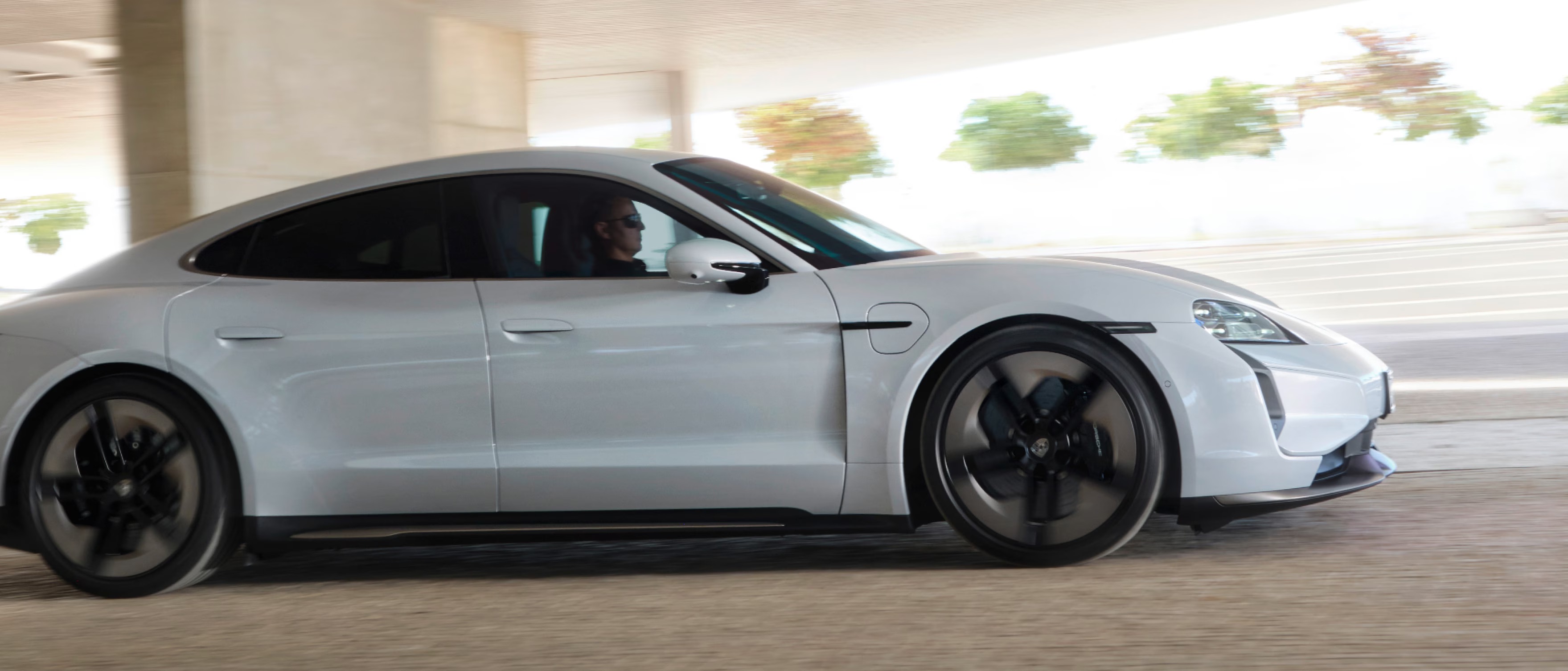 Porsche Taycan hlið